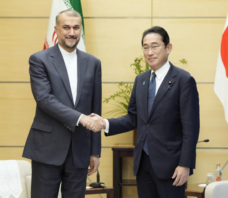 伊朗外交部長阿布杜拉希安（左）訪問日本，8月7日與日本首相岸田文雄（右）會面。（共同社）