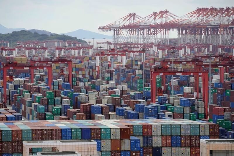 中國7月進出口降幅再擴大，累計今年1到7月的出口年減5%，進口年減7.6%。圖為2020年上海一座港口擺放的貨櫃。（路透社）