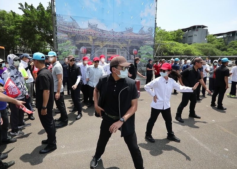 總統大選113年舉行，國家安全局9日動員近千人舉行「安維八號」實兵演練，圖為模擬掩護加強警戒。（國安局提供）中央社記者游凱翔傳真  112年8月9日