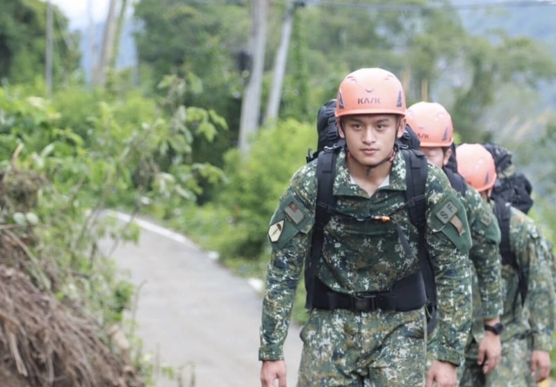 國軍第五作戰區派遣特戰官兵執行搜救運補任務，特4營上兵施芷崴徒步進入災區，運送民生物資給困在工寮的父母。（國軍第五作戰區提供）中央社記者吳昇鴻傳真 112年8月9日