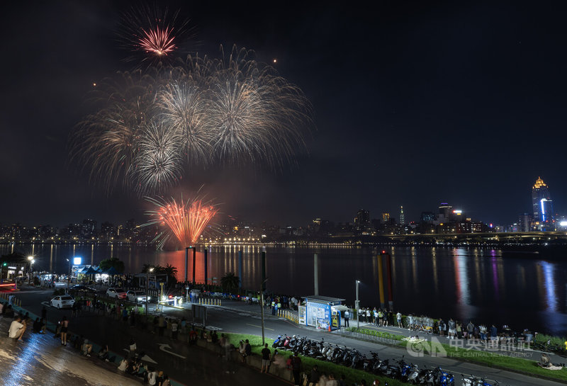 2023大稻埕夏日節每週三晚間的主題煙火秀日前因颱風影響接連停辦，9日晚間重新點燃絢麗煙花，時間更加碼至360秒，吸引不少民眾到新北三重忠孝碼頭堤防觀賞。中央社記者趙世勳攝  112年8月9日