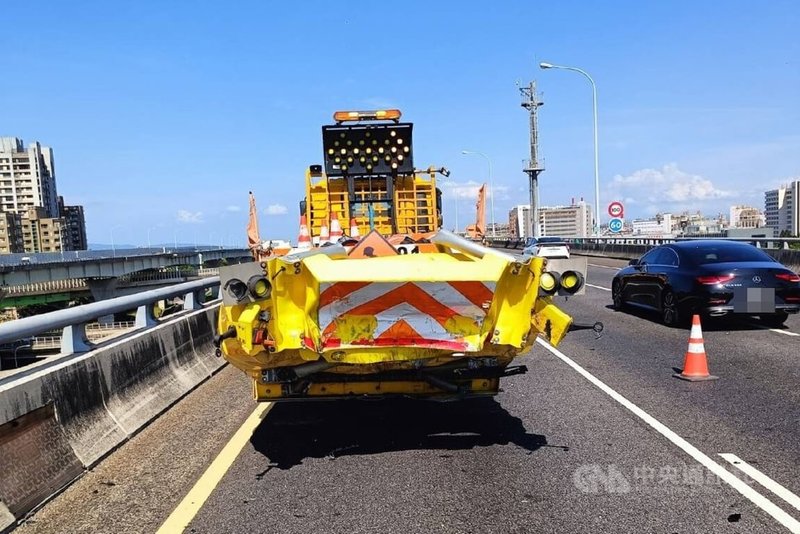 國道1號五股楊梅高架道路北向41.7公里處9日發生自小客車撞擊施工緩撞車事故，所幸未釀嚴重傷亡。（翻攝照片）中央社記者王鴻國傳真  112年8月9日