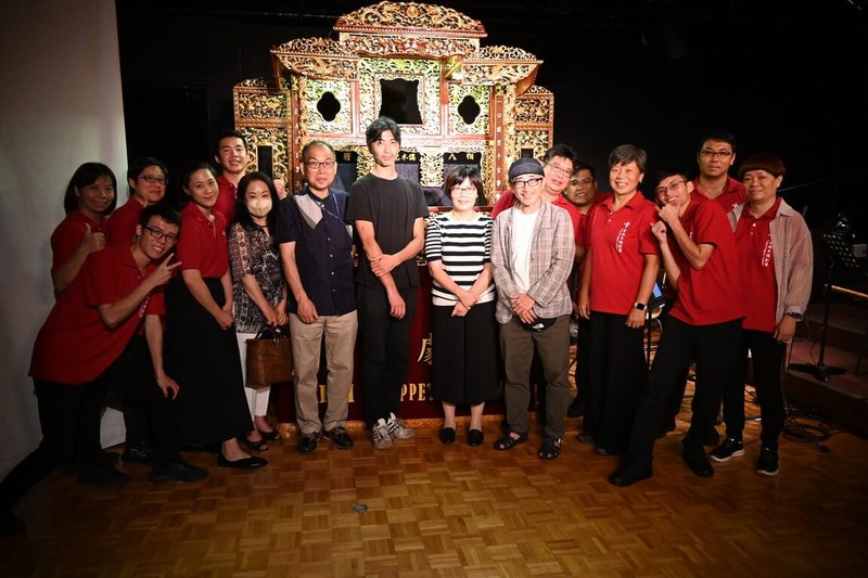 台北木偶劇團7日在下北澤本多劇場演出傳統北管布袋戲「劈山救母」,贏得滿場喝采。圖為台灣文化中心主任王淑芳(右8)、台北木偶劇團團長林永志(右6)、國立台北藝術大學教授林于竝(右7)、橫濱能樂堂館長中村雅之(左7)、本多劇場集團負責人本多慎一郎(左8)合影。(文化部提供)中央社記者邱祖胤傳真 112年8月9日