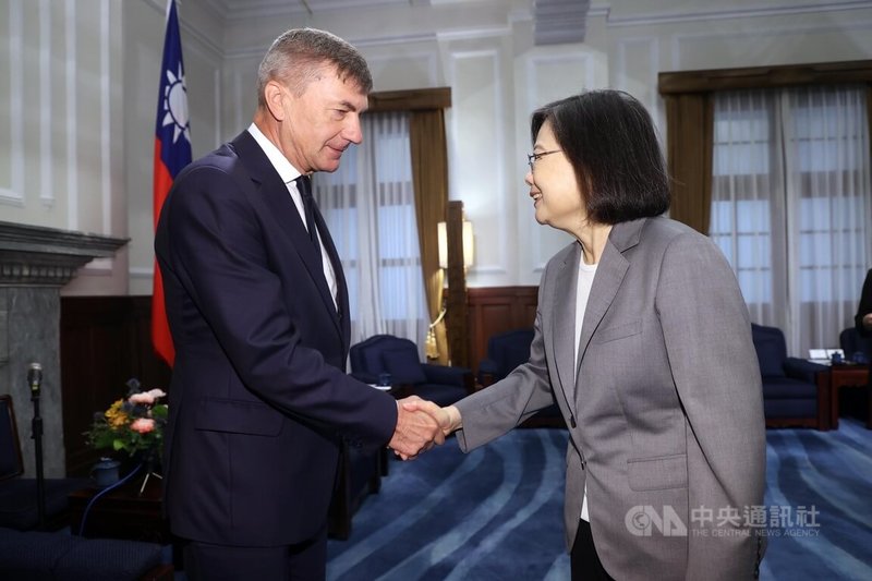 總統蔡英文(右)9日在總統府接見「凱達格蘭論壇-2023印太安全對話訪團」,與愛沙尼亞前總理恩席普(Andrus ANSIP,另譯:安席蒲)(左)握手致意。中央社記者鄭傑文攝 112年8月9日