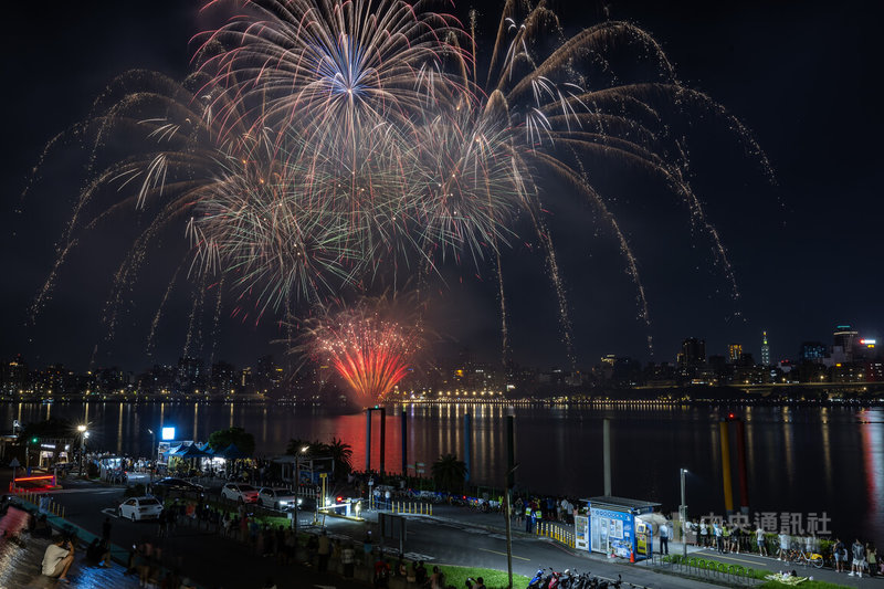 2023大稻埕夏日節9日晚間的主題煙火秀持續長達360秒，璀璨煙花在夜空中綻放，吸引不少民眾到新北市忠孝碼頭劇集欣賞，拿起手機搶拍。中央社記者趙世勳攝  112年8月9日