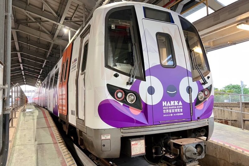 2023世界客家博覽會8月11日至10月15日將在桃園展開,機場捷運除在7車站播放客家樂曲、2車站設打卡點,還有客家彩繪列車,並視狀況增開加班車。(桃園大眾捷運公司提供)中央社記者吳睿騏桃園傳真 112年8月9日