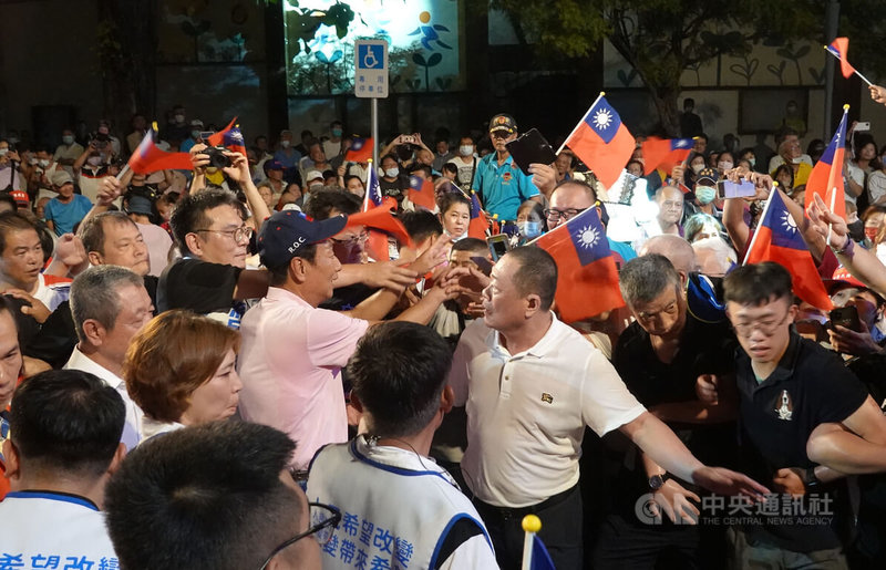 鴻海集團創辦人郭台銘（中左戴帽者）9日晚間在屏東舉辦首場「主流民意大聯盟」說明會，大進場時受到現場支持群眾熱情簇擁、要求握手等，場面相當熱絡。中央社記者李卉婷攝  112年8月9日