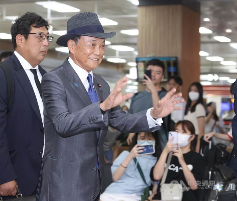 此次來台灣訪問3天的82歲日本前首相麻生太郎（左2），在日本政界一直被視為「親台派」，家世背景驚人。（中央社檔案照片）