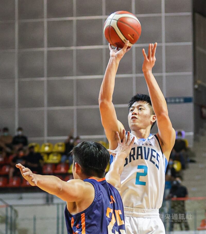 台灣籃球選手簡偉儒（白衣）。（中央社檔案照片）