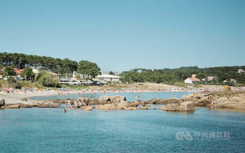 「綠色西班牙」有綿延2000多公里的海岸線，除了壯闊的懸崖與岩岸海灣以外，絕美的沙灘也不少。尤其加利西亞地區（Galicia）是擁有全國第三多「藍旗海灘」國際認證的地區。圖為加利西亞地區內奧格羅韋小鎮（O Grove）的海灘。中央社記者胡家綺馬德里攝 112年8月9日