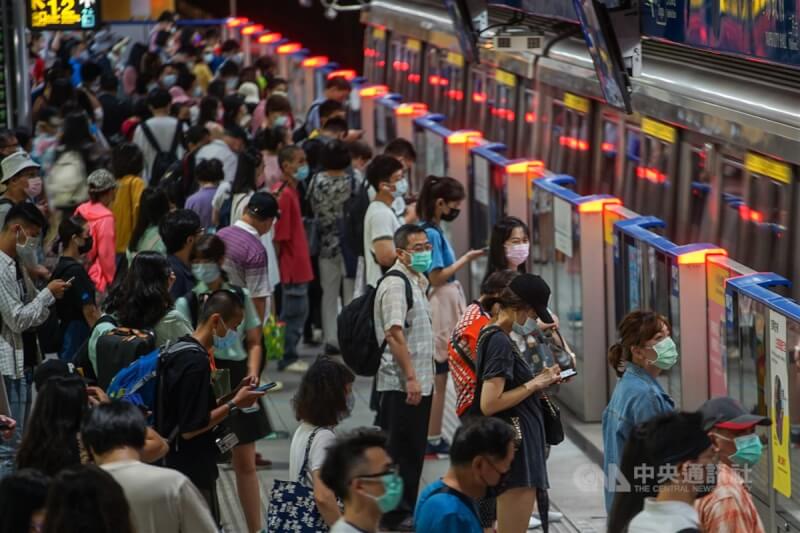 圖為台北捷運下班、下課尖峰時刻乘車人潮。（中央社檔案照片）