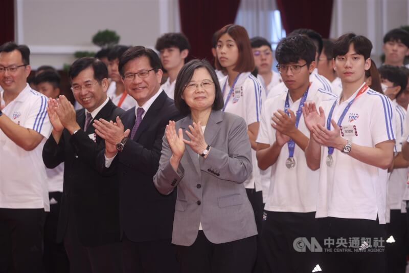 總統蔡英文（前中）9日接見成都夏季世界大學運動會代表團時表示，這屆世大運台灣創下歷屆境外參賽最佳成績，代表團成員都是最棒的台灣英雄。中央社記者鄭傑文攝 112年8月9日