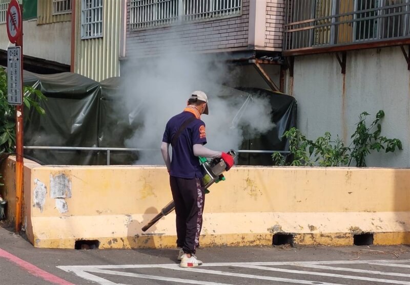 圖為工作人員到新竹市社區進行清消工作。（新竹市政府提供）