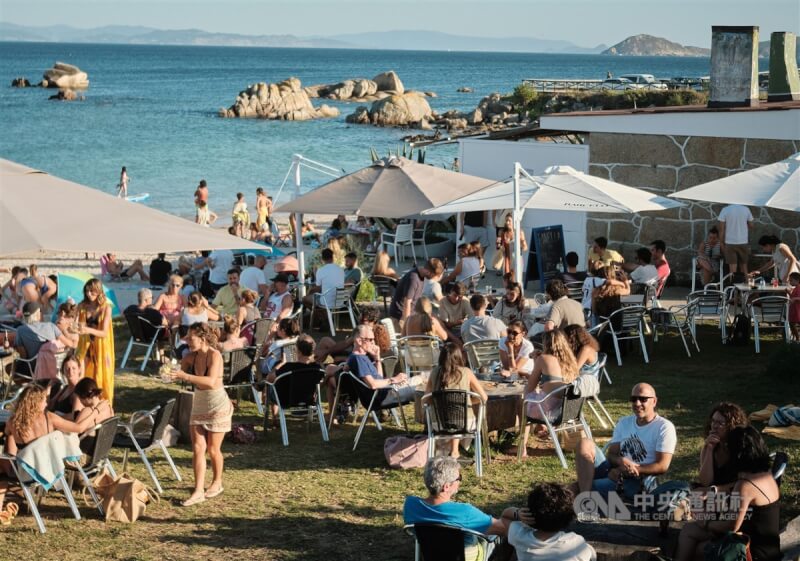 由於極端高溫，每到夏天最愛去地中海的西班牙人，近年紛紛轉往氣候溫和涼爽的大西洋沿岸地區「綠色西班牙」避暑，引發北部地區旅遊熱潮。圖為加利西亞地區（Galicia）內奧格羅韋小鎮（O Grove）的海岸俱樂部，除記者以外，遊客全為西班牙人。中央社記者胡家綺馬德里攝 112年8月9日