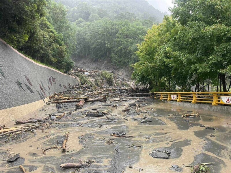 颱風卡努外圍環流帶來雨勢，造成南投縣仁愛鄉嚴重災情，奧萬大國家森林遊樂區外圍道路6日也因土石流中斷，路面都是土石與樹木。（農業部農村發展及水土保持署南投分署提供）