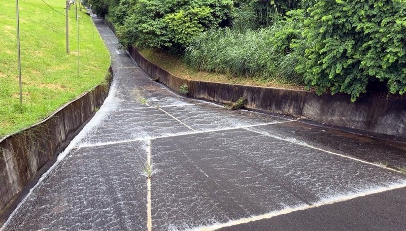 嘉義蘭潭、仁義潭水庫目前已近滿庫，但水庫集水區仍持續降雨，因此，2水庫已暫時關閉進水口，並自8日傍晚起產生自由溢流。（自來水公司第五區管理處提供）中央社記者黃國芳傳真  112年8月9日