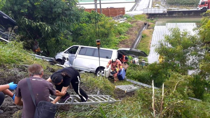 國道1號南下228公里處9日上午有聯結車與廂型車發生車禍，翻落邊坡，共8人受傷，消防局獲報派遣西螺分隊並通報彰化縣消防局支援。 （民眾提供）  中央社記者姜宜菁傳真  112年8月9日