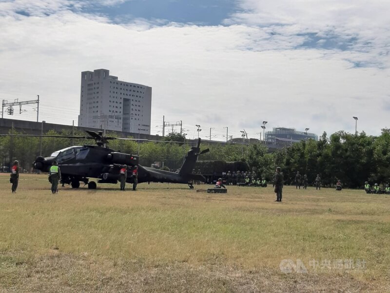 陸軍航特601旅謝姓中校涉洩漏機密給中國，近日遭羈押禁見。圖為陸軍航特601旅2020年在竹北執行阿帕契直升機演練。（中央社檔案照片）