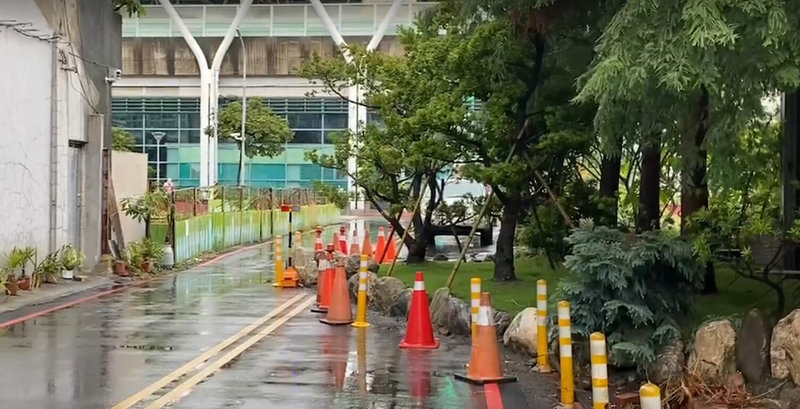 彰化員林火車站後站銜接新生路的聯絡道部分被封路，出現庭園造景路霸；彭姓地主說，擔心時間一久變既成道路，土地要不回來，只好種植草皮及樹木。（民眾提供）中央社記者吳哲豪傳真  112年8月9日