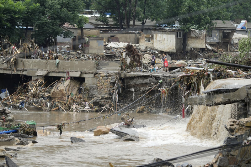 颱風杜蘇芮環流侵襲中國，帶來嚴重災情。圖為1日北京河流因大雨潰堤的情形。（共同社）