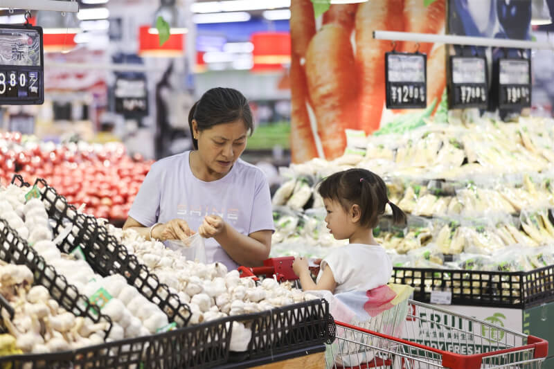 中國7月CPI年減0.3%，是2021年2月以來再度陷入負成長。圖為山西民眾在超市選購。（中新社）