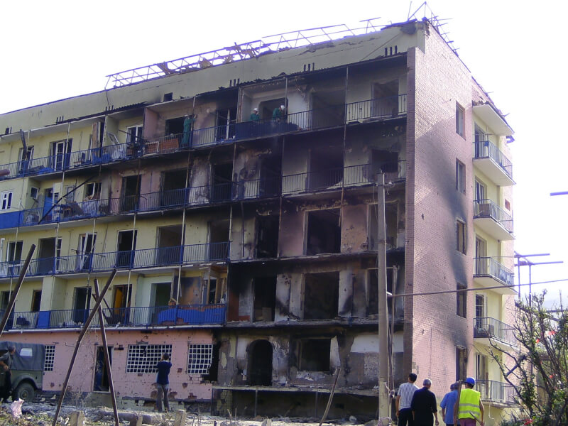 高加索國家喬治亞的總理加里巴什維利8日紀念喬俄戰爭15週年時，稱俄羅斯是「侵略者」。圖為當時被俄羅斯轟炸摧毀的喬治亞住宅。（圖取自維基共享資源；作者Matti&Keti，CC BY-SA 4.0）