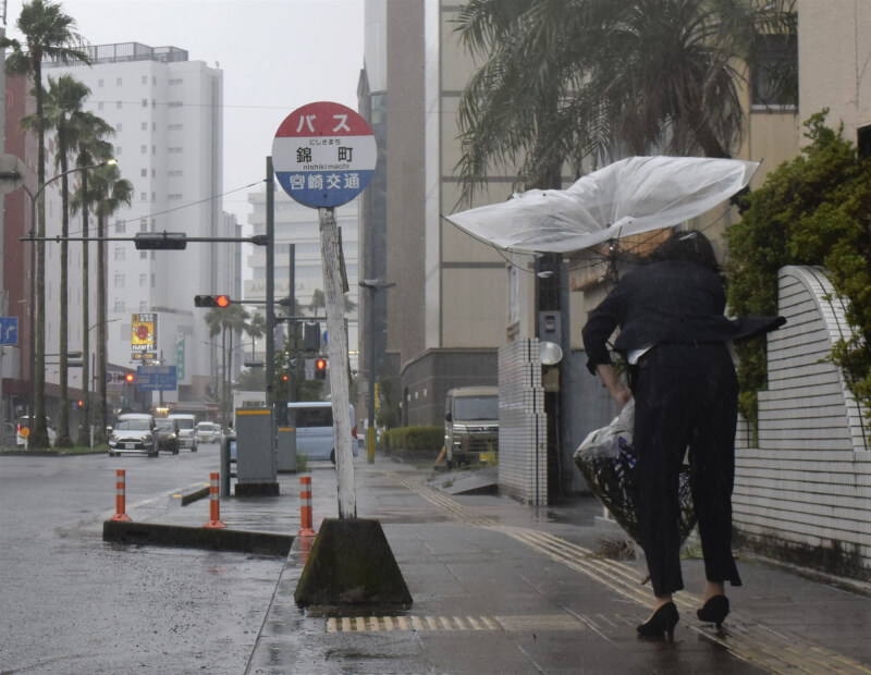 颱風卡努影響日本九州，8日宮崎縣風雨加劇。（共同社）