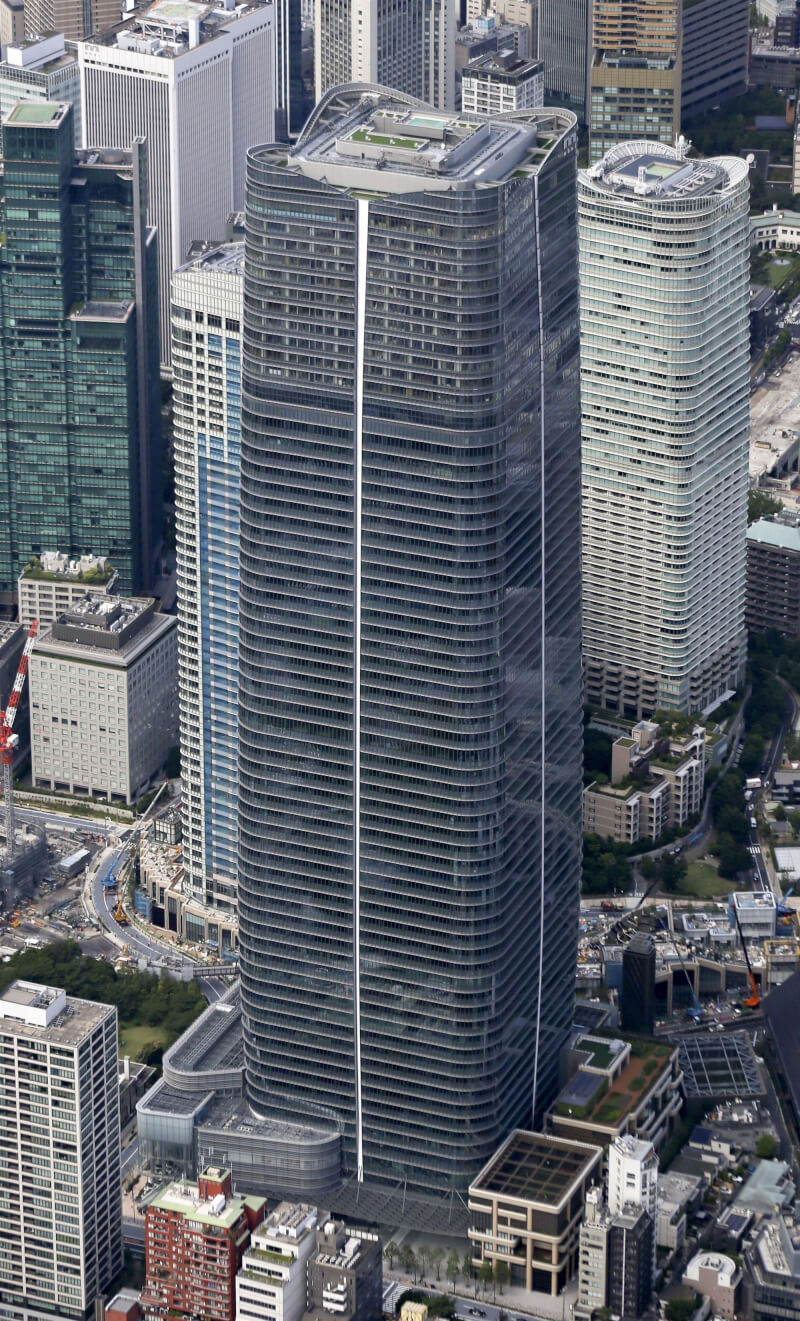 日本地產開發商森大廈公司8日為東京最高辦公大樓「麻布台之丘森JP塔」揭幕，集結商業設施和住宅。（共同社）