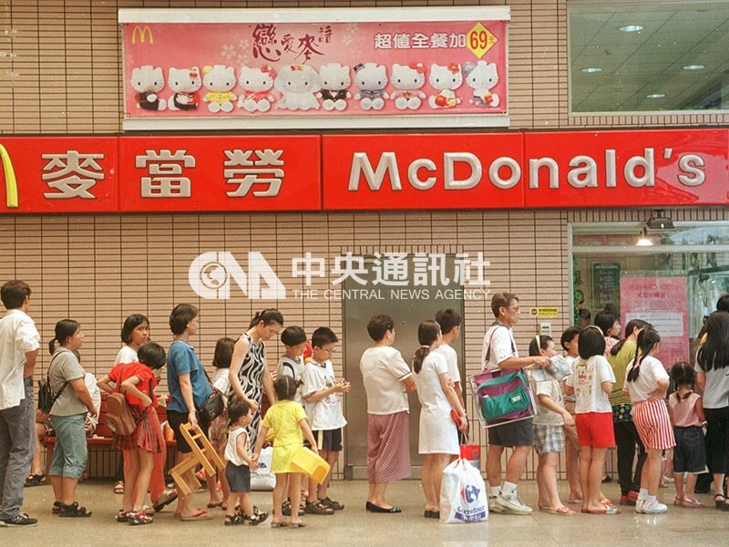 台灣麥當勞在1999年首度和Hello Kitty合作，以Hello Kitty玩偶當作贈品促銷速食，吸引民眾排隊。（中央社檔案照片）