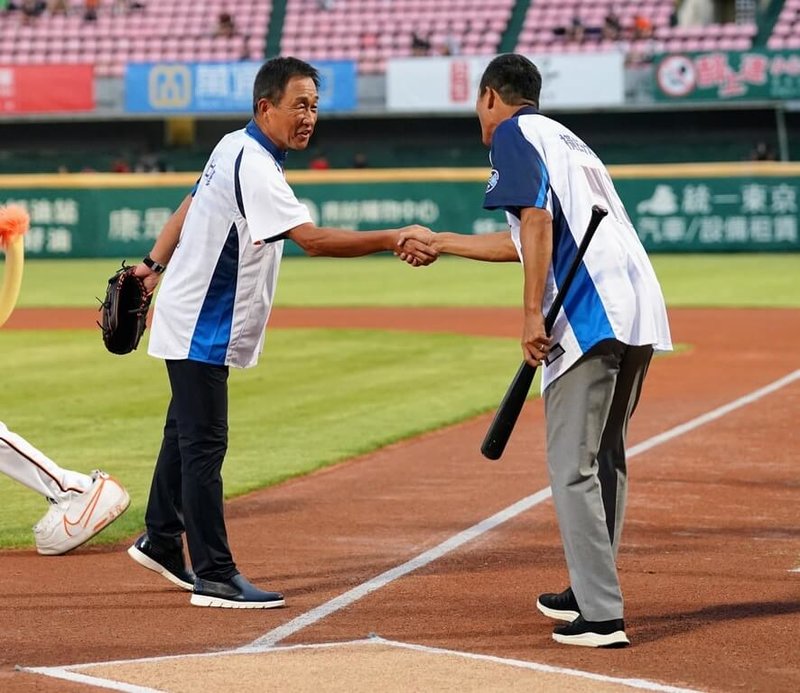 中華職棒統一獅隊9日在台南棒球場進行「台日雙獅好友日」，賽前邀請前日職埼玉西武獅球員辻發彥（左）、橫田久則（右）進行「投打互換」對決，兩人握手致意。（統一獅隊提供）中央社記者楊啟芳傳真 112年8月9日