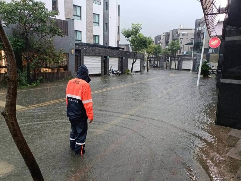 受到西南風影響,國家災害防救科技中心10日清晨陸續對台南市發布大雨特報、雷雨警報,圖為安南區局部淹水。(台南市政府提供)中央社記者張榮祥台南傳真 112年8月10日