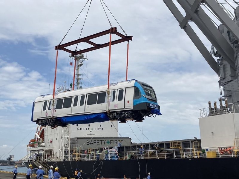 由義大利設計、日本製造的捷運三鶯線首列車9日抵達台灣，10日靠港卸船，藍白車身吸睛。（新北市捷運局提供）中央社記者高華謙傳真  112年8月10日