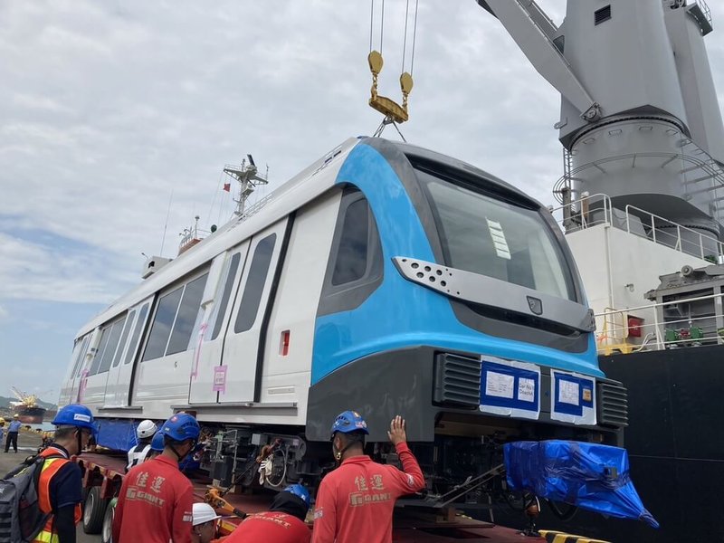 捷運三鶯線首列車已運抵台灣,新北市捷運局說,這象徵三鶯線邁入核心機電安裝測試里程碑,目標114年完工。(新北市捷運局提供)中央社記者高華謙傳真 112年8月10日