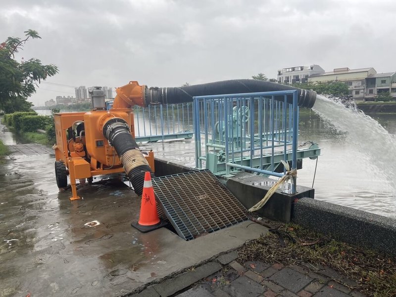 受西南風影響，台南10日清晨起雷鳴降雨不停歇，台南市政府緊急啟動35座抽水站及移動式抽水機，已抽水逾210萬公噸。（台南市政府提供）中央社記者張榮祥台南傳真  112年8月10日