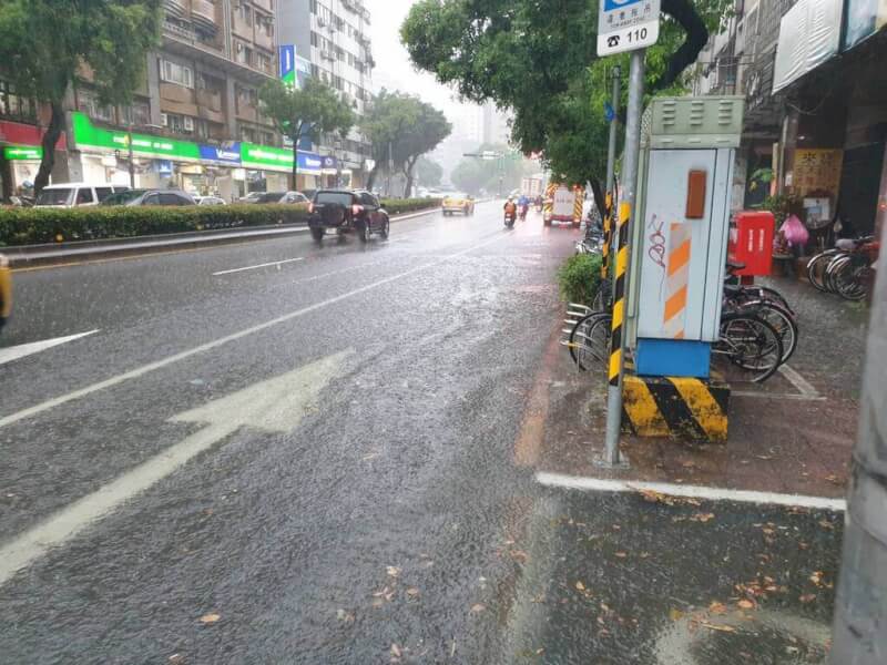 北北基桃10日下午出現局部大雨或豪雨，台北市約有60多處積水，中正區和平西路1段附近也出現淹水狀況，水深約15公分。（翻攝畫面）中央社記者劉建邦傳真 112年8月10日