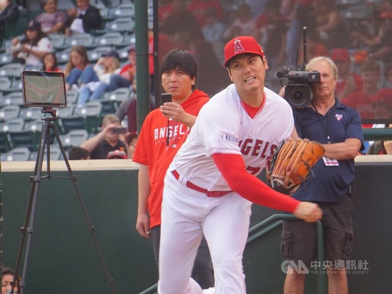 美國職棒日本球星大谷翔平揮別前一場抽筋提前退場的陰霾，9日在洛杉磯天使主場先發，出戰舊金山巨人隊，賽前練投。中央社記者林宏翰洛杉磯攝  112年8月10日