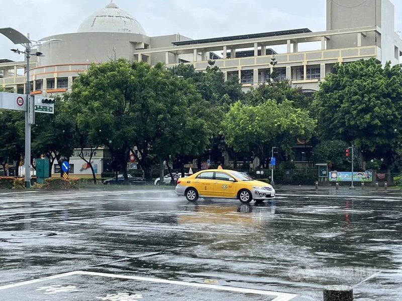 受西南風影響，中央氣象局10日上午針對台南、高雄發布豪雨特報，高雄上午持續降雨，部分道路出現短暫積淹水情形。中央社記者蔡孟妤攝  112年8月10日