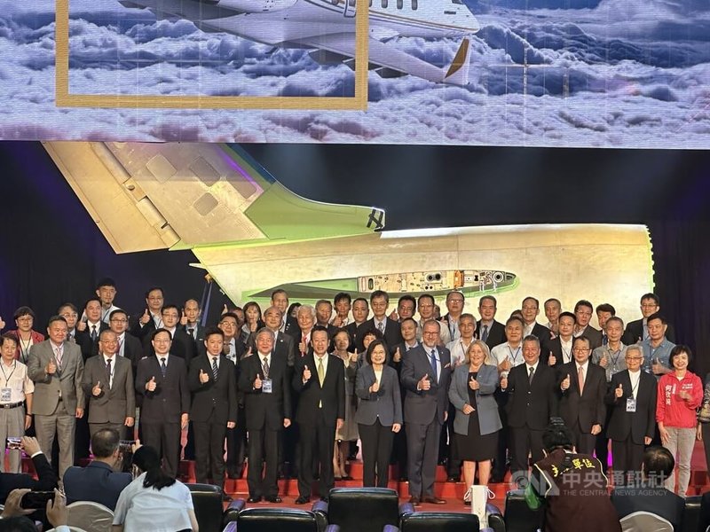 總統蔡英文（台上前右7）10日赴台中出席漢翔公司「龐巴迪Challenger系列商務客機後機身第1000架交機典禮」，肯定這是台灣航太產業重要里程碑。中央社記者趙麗妍攝 112年8月10日