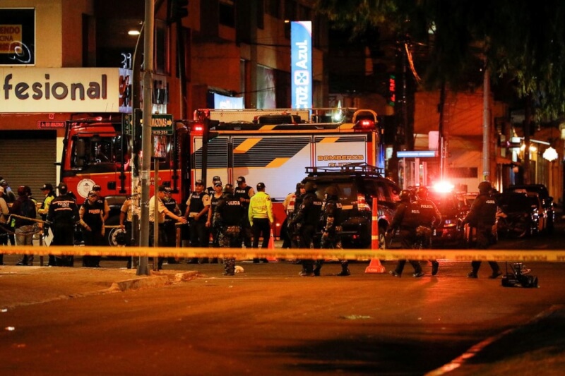 厄瓜多總統候選人維拉維森修9日晚間在首都基多造勢時遭槍殺喪命。圖為現場警力。（路透社）
