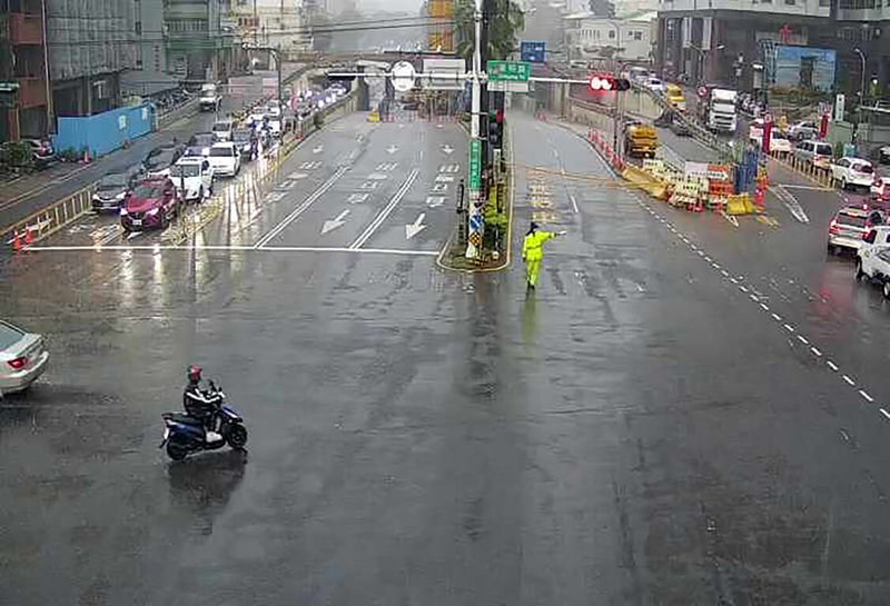 台南市10日清晨開始下起雷雨，東區大同地下道淹水封閉。（台南市政府提供）中央社記者張榮祥台南傳真 112年8月10日