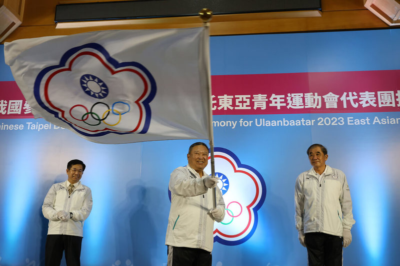 2023年第2屆東亞青年運動會16日起將在蒙古烏蘭巴托登場，擔任本屆台灣代表團團長的中華奧會主席林鴻道（中）在10日授旗典禮上揮舞會旗，希望選手們都能再創佳績。（中華奧會提供）中央社記者黎建忠傳真  112年8月10日
