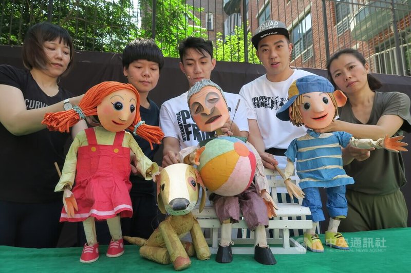 台灣偶偶偶劇團9日起在紐約演出經典劇碼「紙要和你在一起」,演員展示「老人與小皮球」橋段的紙製戲偶及道具。中央社記者尹俊傑紐約攝 112年8月10日