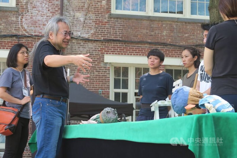 台灣偶偶偶劇團9日起在紐約市國際偶戲藝穗節演出「紙要和你在一起」,團長孫成傑(左2)和團員緊鑼密鼓排練。中央社記者尹俊傑紐約攝 112年8月10日
