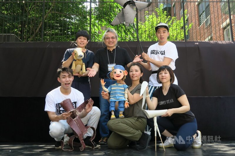 台灣偶偶偶劇團參加第3屆紐約市國際偶戲藝穗節,團長孫成傑(後排中)9日在克勒門特文化教育中心與演員、戲偶合影。中央社記者尹俊傑紐約攝 112年8月10日