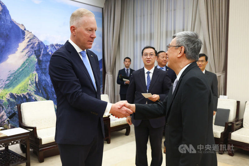 行政院長陳建仁（前右）10日在行政院接見「波羅的海三國國會外交委員會主席訪問團」，與愛沙尼亞國會外交委員會主席米克爾森（Marko Mihkelson，另譯：梅馬侃）（前左）握手致意。中央社記者王騰毅攝 112年8月10日