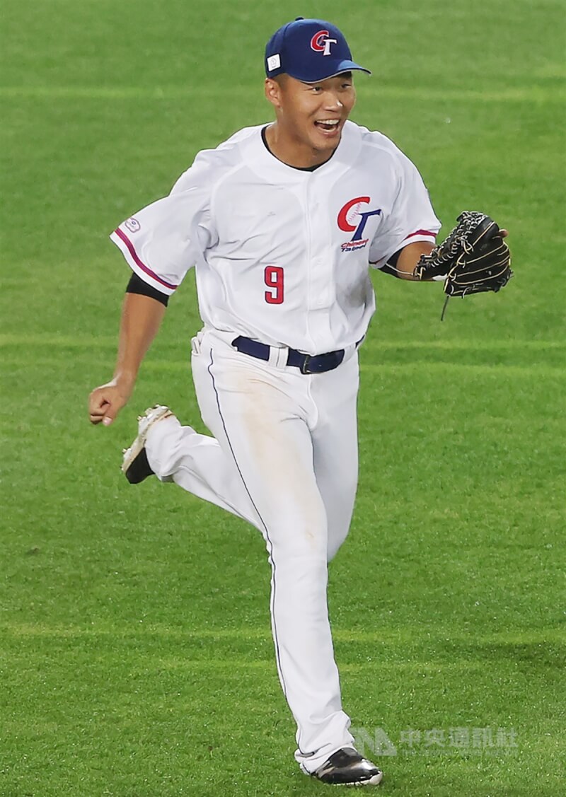 中職新軍台鋼雄鷹隊在今年季中選秀手握狀元籤,選進有旅美資歷的好手林子偉。球團10日宣布與樂天桃猿隊達成交易共識,用林子偉與桃猿隊交易獲得投手王溢正、翁瑋均及外野手藍寅倫。同時,台鋼雄鷹球團另與樂天桃猿球團就王柏融契約權的轉讓達成協議。圖為王柏融2023年3月11日世界棒球經典賽出賽畫面。中央社記者張新偉攝 112年8月10日