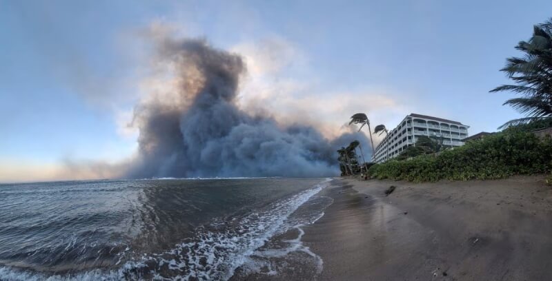 美國夏威夷毛伊島野火造成死亡人數9日上升至36人，小鎮拉海納岸邊可見沖天濃煙。（Dustin Johnson/Handout via 路透社）