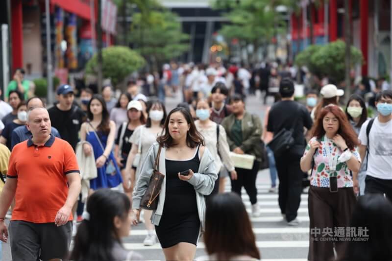 據內政部最新統計，今年7月底台灣人口總數2339萬2423人，較6月增加1萬9140人。圖為台北市信義區街頭民眾。（中央社檔案照片）