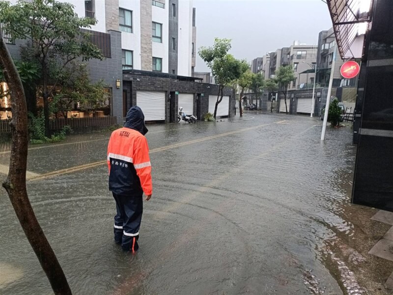 受到西南風影響，國家災害防救科技中心10日清晨陸續對台南市發布大雨特報、雷雨警報，圖為安南區局部淹水。（台南市政府提供）中央社記者張榮祥台南傳真 112年8月10日