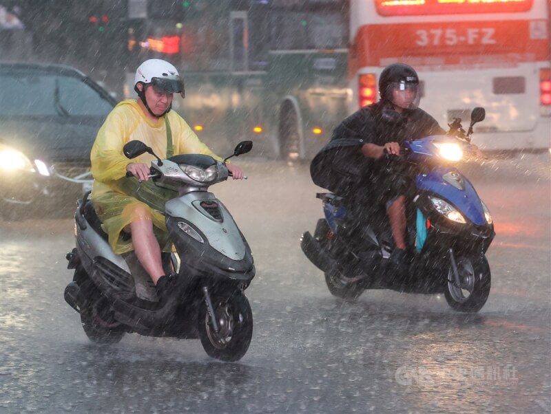 氣象局10日更新豪雨特報，北北基桃防局部大雨或豪雨，圖為台北市中正區10日午後突降大雨，機車騎士穿上雨衣在大雨中通勤。中央社記者鄭清元攝 112年8月10日
